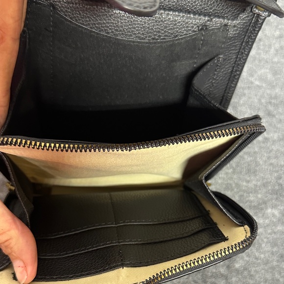 Elegant Black Crossbody Bag with Gold Details - Picture 4 of 9